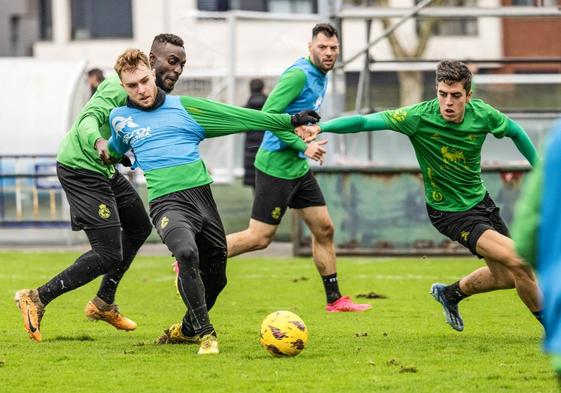 Peque, durante un entrenamiento junto a Lago Junior e Íñigo, con Roko Baturina al fondo.