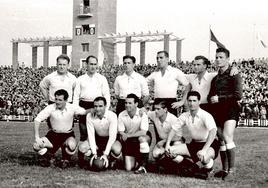 Equipo racinguista que en 1950 se enfrentó por primera vez al Valladolid en la máxima categoría: Mathiesen, Elizondo, Pin, Amorebieta, Echeveste y Juanito, Agachados, Revuelta, Mariano, Felipe, Alsúa y Ruiz.