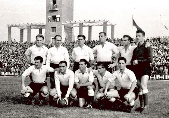 Equipo racinguista que en 1950 se enfrentó por primera vez al Valladolid en la máxima categoría: Mathiesen, Elizondo, Pin, Amorebieta, Echeveste y Juanito, Agachados, Revuelta, Mariano, Felipe, Alsúa y Ruiz.