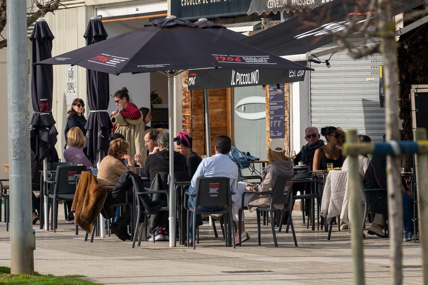 Disfrutar en buena compañía en una terraza, otra de las opciones predilectas de quienes han decidido salir a la calle.