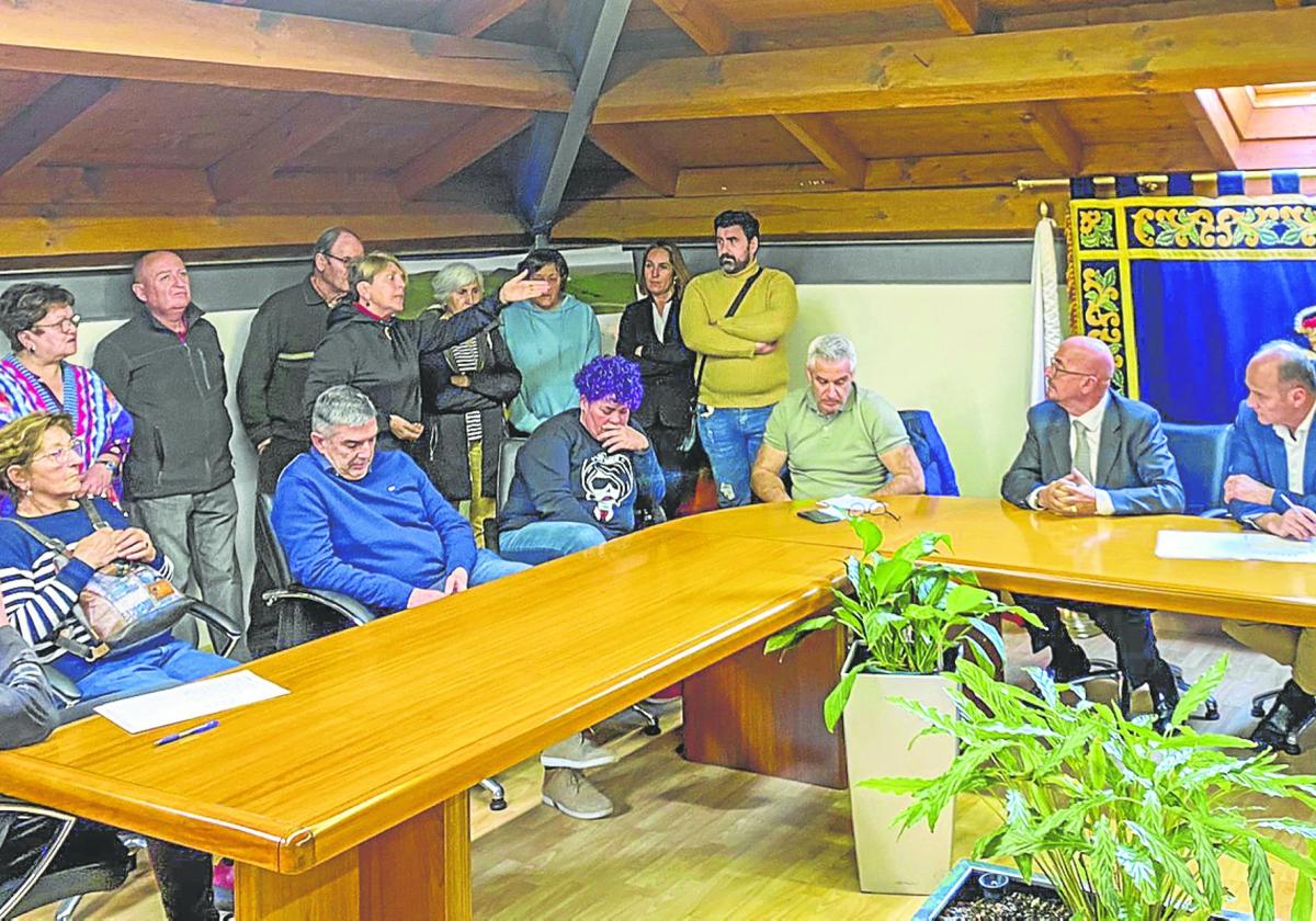 Los vecinos de Voto llenaron el salón de plenos para trasladar su descontento al consejero de Salud.