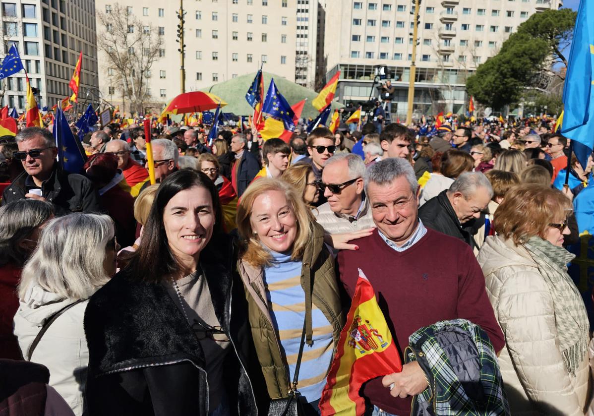 La alcaldesa de Santander, Gema Igual; la secretaria autonómica del PP, María José González Revuelta; y Vicente Gómez, alcalde de Polaciones, en la Plaza de España de Madrid, el pasado domingo.