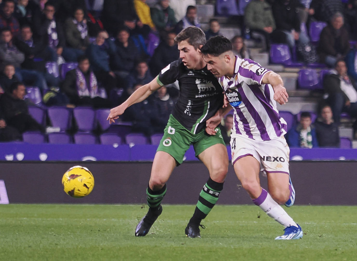 Íñigo Sainz-Maza lucha con un jugador del Valladolid por la pelota