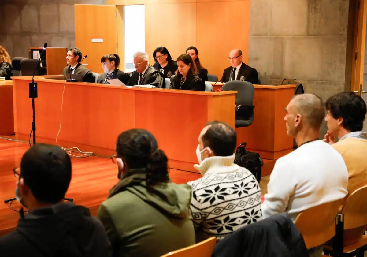 Un momento durante la primera sesión del juicio celebrada este lunes por la muerte de una niña en el río Cares en el año 2020