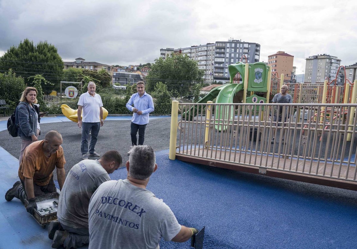 El alcalde, Diego Movellán, en una visita a una de las obras llevadas a cabo en el casco urbano.