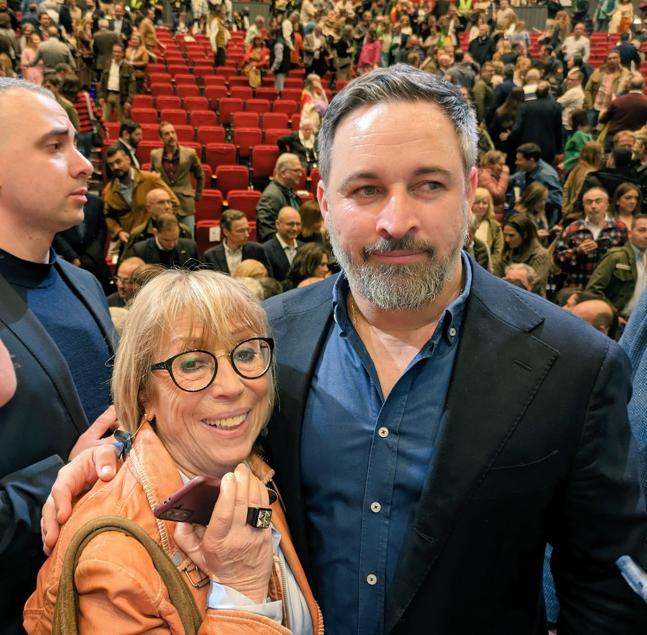 La diputada cántabra Natividad Pérez, con Abascal.