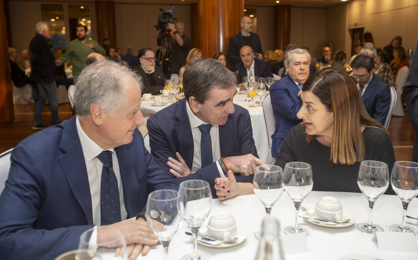 La presidenta María José Sáenz de Buruaga charla con Nacho Pérez, director general de Editorial Cantabria, y Eduardo Arasti, consejero de Industria. 