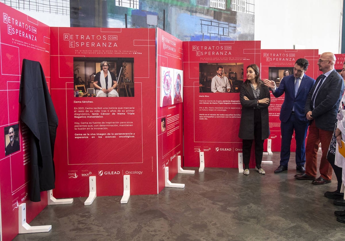 El consejero de Salud, César Pascual, junto al resto de asistentes visitando la muestra