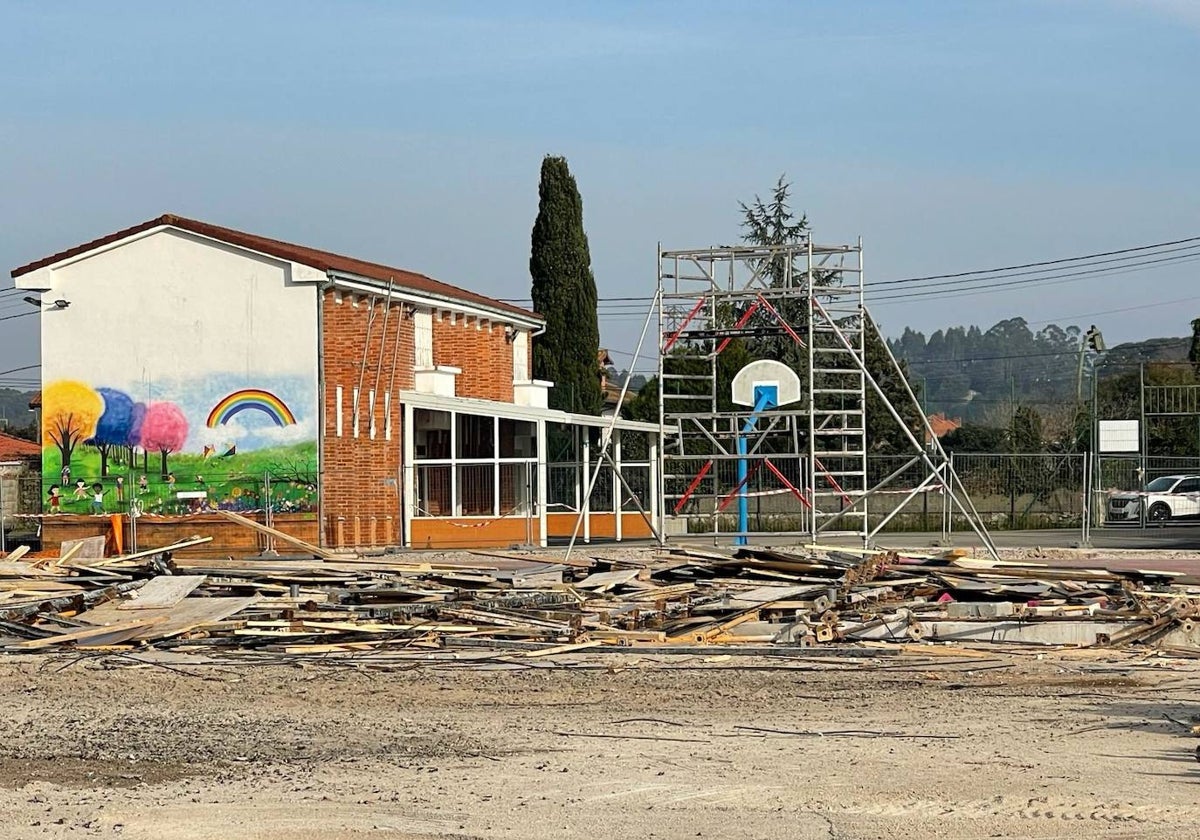 Estado en el que ha quedado el solar en el que se estaban llevando a cabo las obras de reparación de la cubierta de los vestuarios del pabellón de Escobedo.