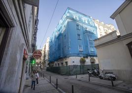 La fachada del Hotel Central de Santander, con una malla de contención para garantizar la seguridad.