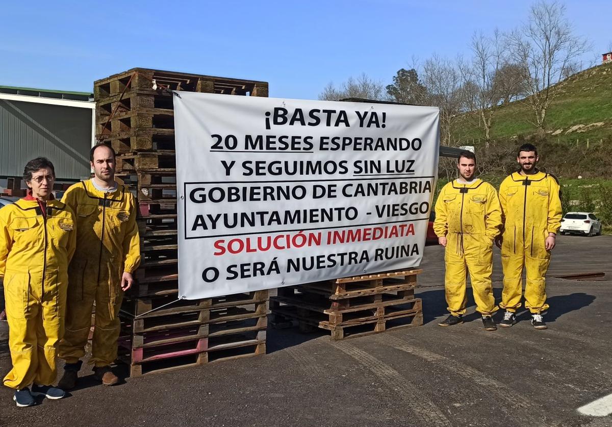 Los integrantes de la granja apícola han puesto un cartel para hacerse oír ante su desesperación para que se agilicen permisos.