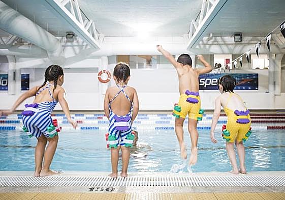 El bañador que ayuda a los niños a aprender a nadar y les quita el miedo al agua