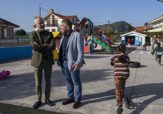 El consejero de Educación y el alcalde de Argoños en la visita al colegio del municipio.