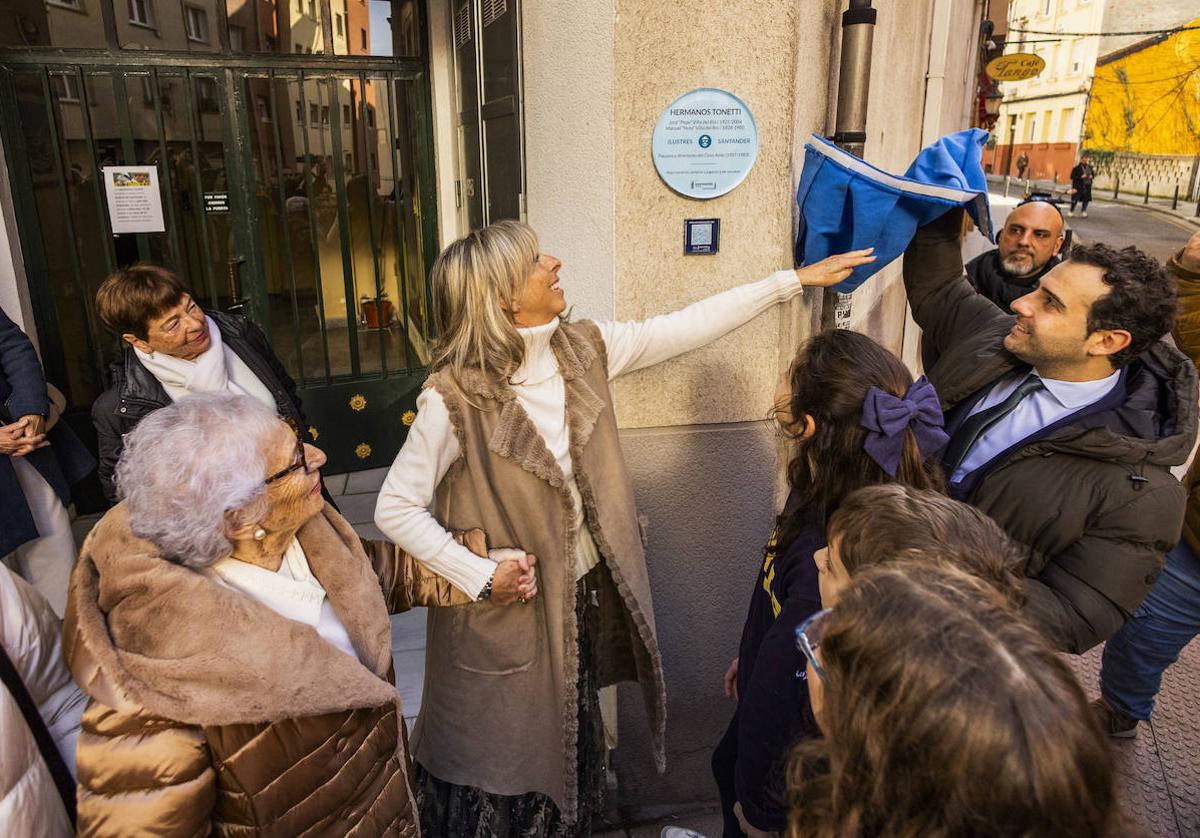 El concejal de Turismo, Fran Arias, y la hija de José, Marietta Villa, descubren la placa.