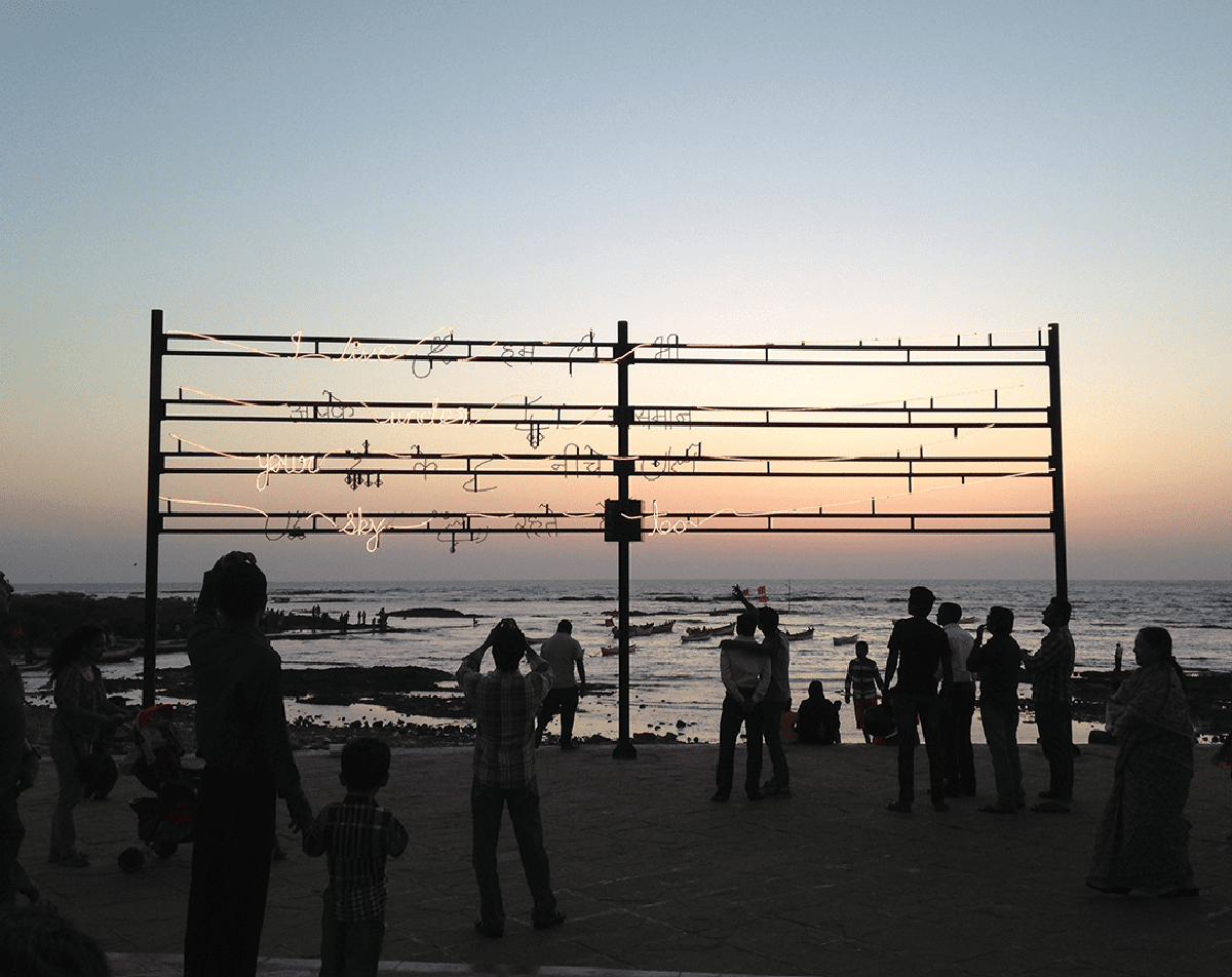 Shilpa Gupta. 'I Live Under your Sky Too', 2004 - presente. Instalación de luz animada, 975 x 487 cm.