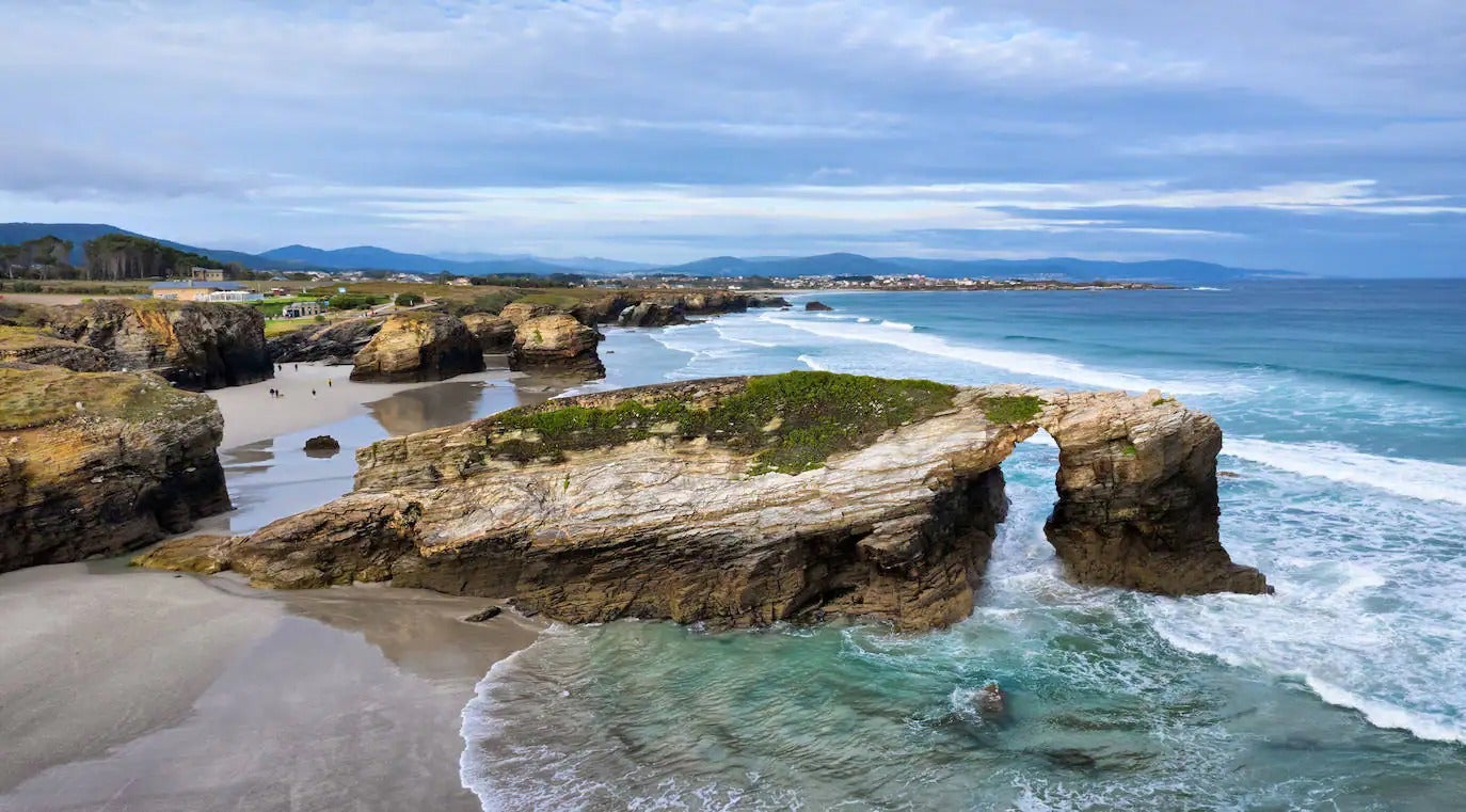 Cerca de Ribadeo se localiza la espectacular playa que da nombre al Espacio Natural de As Catedrais. Sus arcos de hasta 30 metros de alto se aprecian mejor con la marea baja, cuando es posible entrar en sus cuevas y pasar bajo los arbotantes de esta catedral esculpida en roca. Para acceder en verano es necesario realizar una reserva previa. Sin duda es una de las mejores playas de todo Galicia.