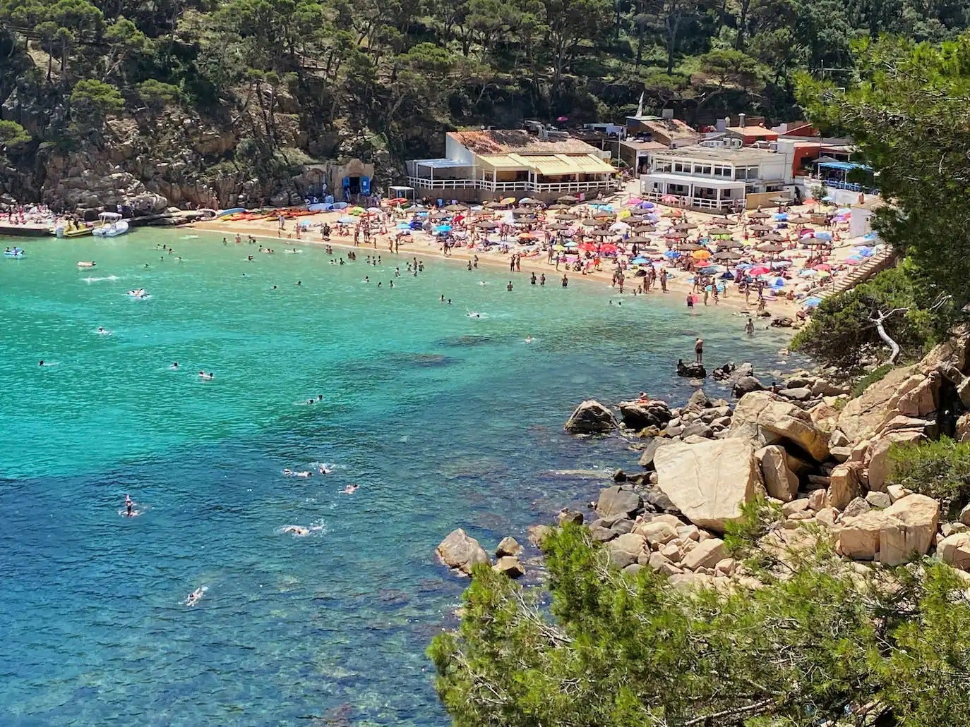 Un entorno de acantilados, vegetación de pinares y aguas turquesa y cristalinas convierten a esta cala en una de las mejores playas de Cataluña. No obstante, es la calidad del agua la que le otorga nombre: Cala «aiguablava» significa «agua azul», en catalán. Fiel representante de las playas de Costa Brava, solo tiene 100 metros de longitud, pero eso es suficiente para poder colocarla entre las mejores playas de España