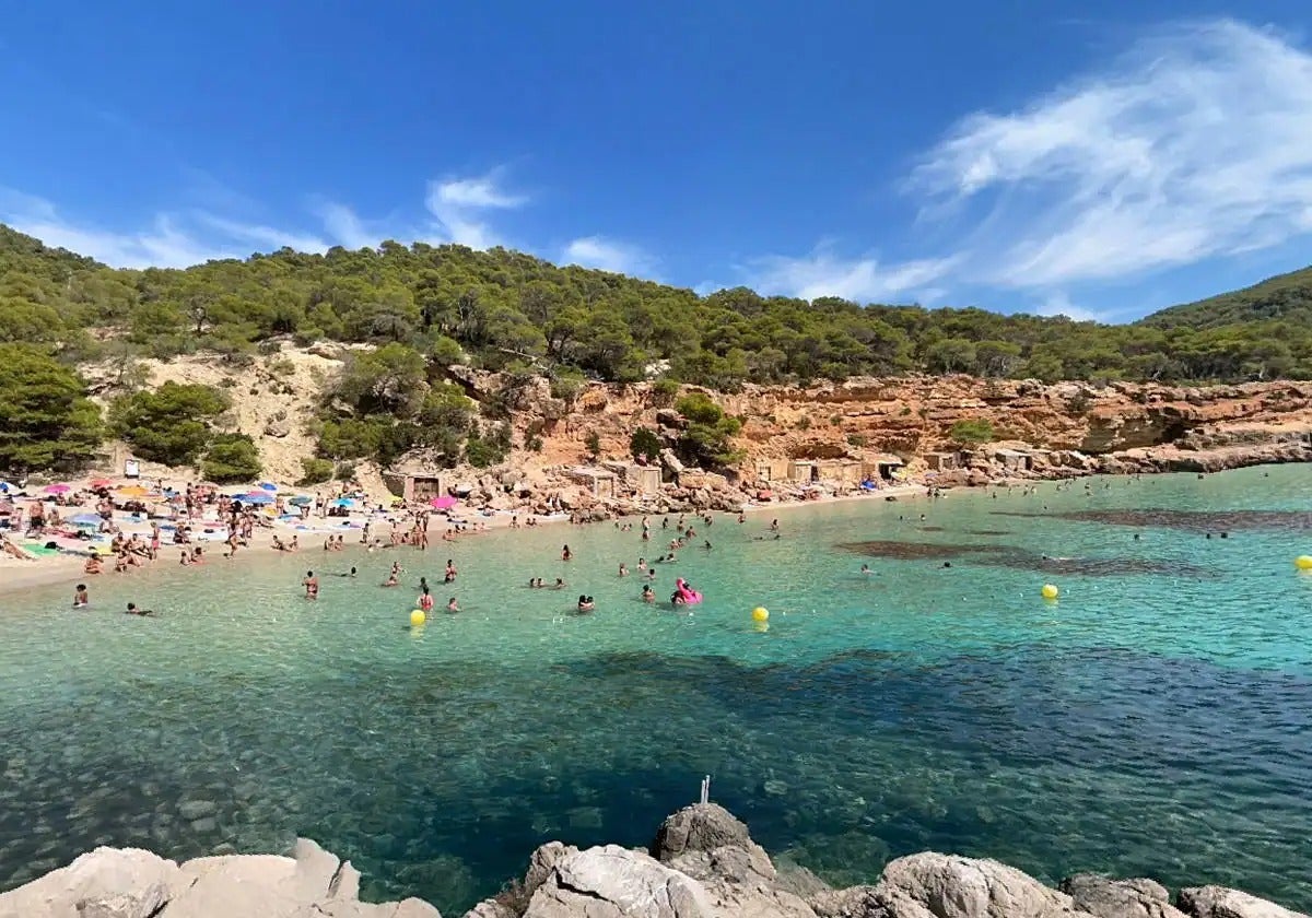 Con un fondo arenoso poco profundo y aguas de precioso azul turquesa, esta cala es una de las más valoradas de todas las playas de Ibiza. Se puede acceder desde la también famosa y más concurrida cala Salada, a la que se accede desde Sant Antoni de Portmany y donde siempre suele haber barcas fondeadas en sus aguas. 