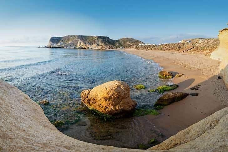 Playa Carolina forma parte del paraje conocido como 'Cuatro Calas', en el límite de la región junto a la provincia de Almería. La que está considerada una de las mejores playas de Murcia es un rincón virgen del Mediterráneo. Su paisaje está protegido dentro de la Red Natura 2000 debido a su importancia en cuanto a biodiversidad. 