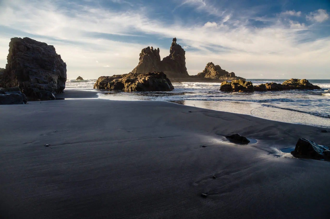 Al norte de la isla de Tenerife encontramos, según Viajes National Geographic, el arenal más fotogénico de las playas de las Islas Canarias. Sólo por eso ya merece estar entre las mejores playas de España. Com la mayoría de playas del archipiélago, su origen es volcánico. Para los viajeros más habituados a arenas doradas o blancas, estas otras negras son todo un motivo de sorpresa. Su carácter salvaje, alejada de núcleos urbanos, permite desconectar al contacto con la naturaleza, y disfrutar de unos de los mejores atardeceres de las Islas Canarias.