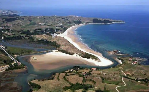 Entre los municipios de Comillas y San Vicente de la Barquera y junto al Parque Natural de Oyambre está «una de las mejores playas de Cantabria». Dos kilómetros de playa con arena blanca y un campo de dunas bellísimo para disfrutar de los paisajes marineros de Cantabria con el aliciente de contar con un arenal siamés, el de La Rabia, que forma una ensenada insuperable. Además, en invierno, con las marejadas, se convierte en unas de las mejores playas para el surf del Cantábrico.