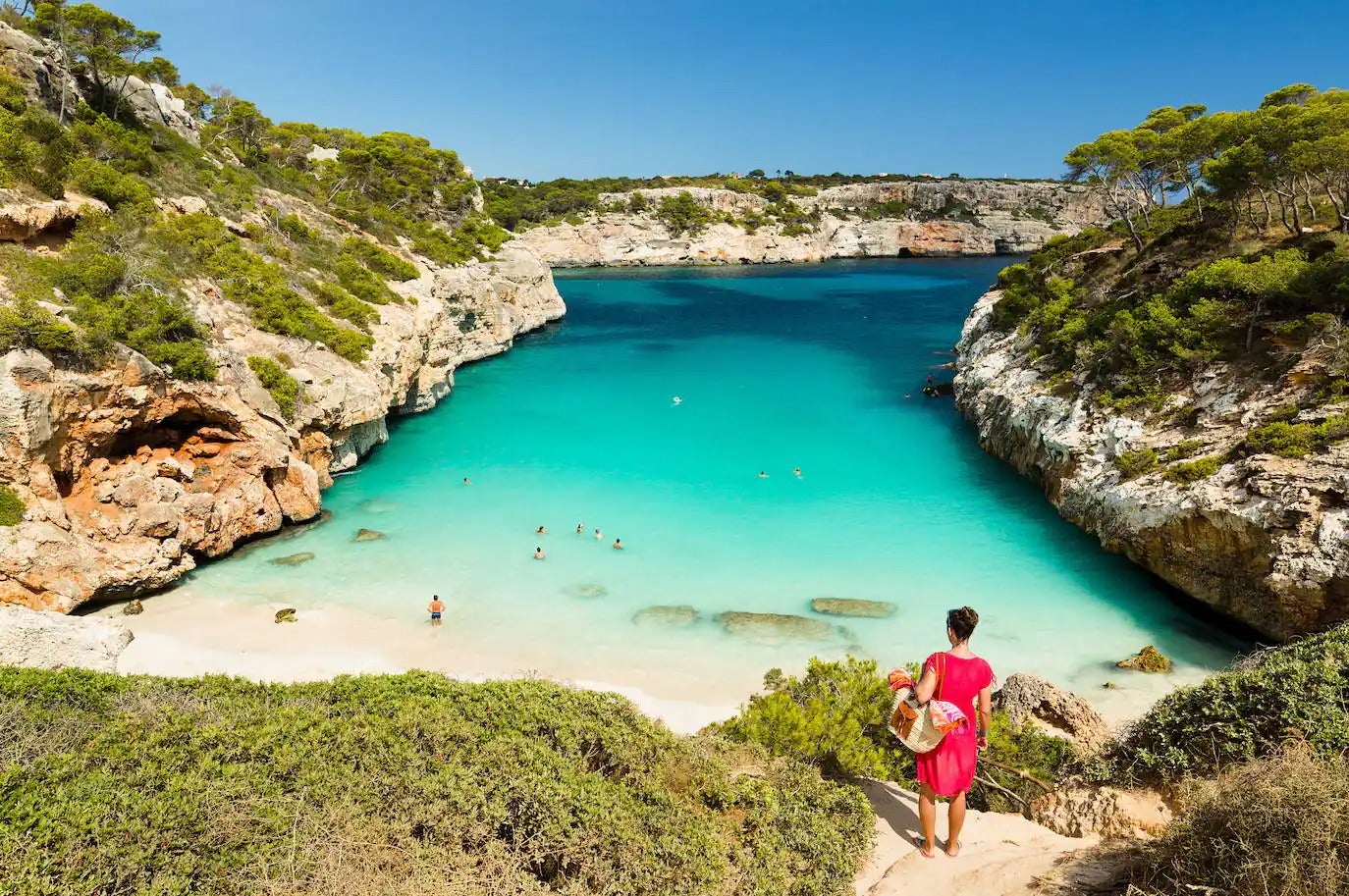 Esta pequeña cala ubicada a seis kilómetros de Santanyí es una de las más populares entre las playas de Mallorca. Las razones, según Viajes National Geographic, son su arena fina y blanca, sus aguas turquesas y cristalinas y los laúd que llegan como si levitaran sobre el mar. Su acceso es algo complicado y se realiza siguiendo un sendero. A pesar de ello, es tal su belleza que, en verano suele estar muy concurrida por lo que si no madrugas será difícil que encuentres un hueco libre.