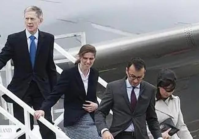 La primera fotografía de María Teresa Turrión con falda, camisa blanca y una coleta descendido del avión que trasladó a la familia de los duques de Cambridge a Nueva Zelanda.