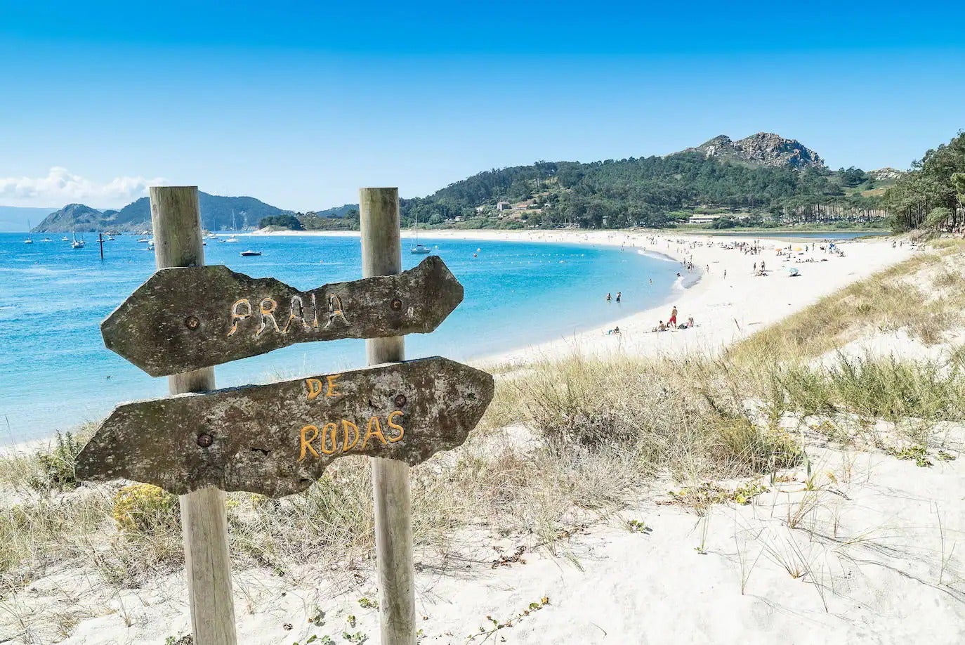 Con forma de concha y aguas de vidrio color esmeralda esta playa de las Islas Cíes es una de las más bellas de las Rías Baixas, según Viajes National Geographic. Se halla unida por una lengua de arena con la playa de Figueiras, otro tesoro gallego. Las Cíes están integradas en el Parque Nacional de las Islas Atlánticas, accesibles en barca desde Vigo. 