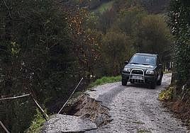 Argayo que ya ha sido reparado en una vía secundaria de Coo.