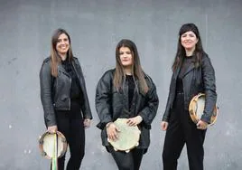 Raquel Cayón, Lucía Agüeros y Yolanda Rábago forman el grupo Pandereteras de Ruente.