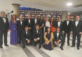 De pie, de izquierda a derecha, Guillermo Marín, Leticia Renedo, Dionisio Payo, Juan Renedo, Manuel Caballero, Lea Vicens, Isabel Urrutia, Gema Igual, Pepe Martínez Conradi, Álvaro de la Calle y José Juan Fraile. Debajo, Pablo Aguado, Manuel Caballero (hijo), Eugenia Renedo y Domingo López Chaves.