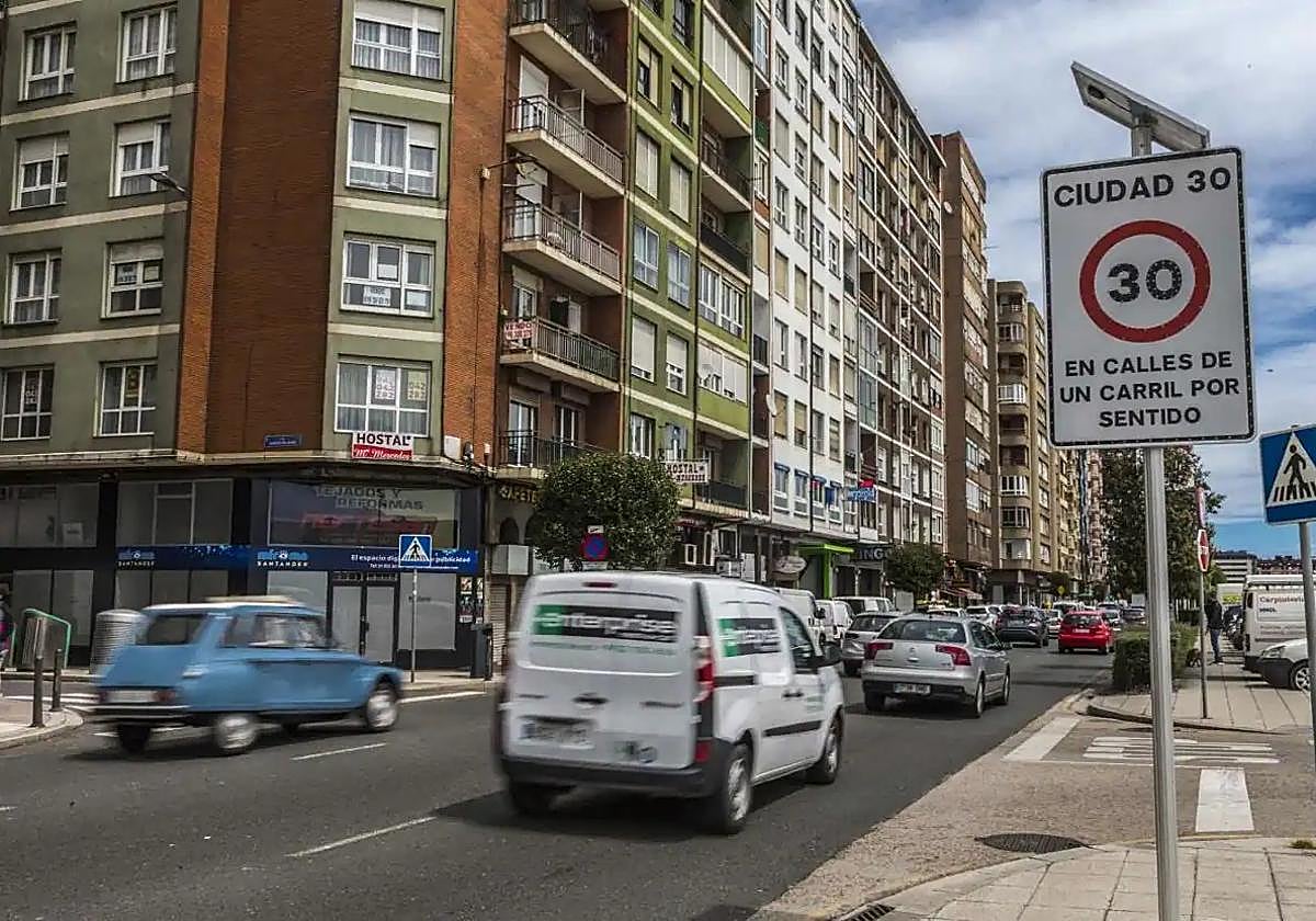 La calle Marqués de la Hermida es una de las principales vías de acceso a la capital cántabra.