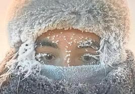 Natalia Lartitegui posa forrada de ropa mientras el frío extremo cubre su cara de esquirlas de hielo y nieve.