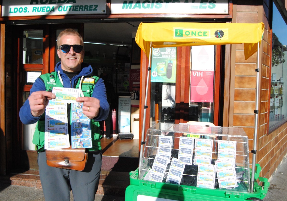 Valeriano Cuetos con el cupón ganador en su puesto en la Plaza del Peralvillo.