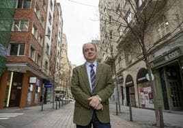 Víctor Gil, el pasado jueves, frente a la sede de laDirección General de Urbanismo, en la calle Lealtad de Santander.