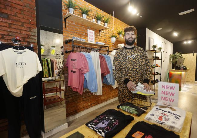 Carlos González en su tienda de la calle Argumosa.