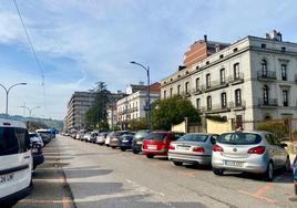 Avenida de España.La céntrica calle de Laredo cuenta habitualmente con sus plazas de aparcamiento ocupadas.