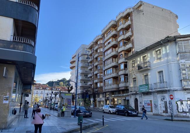 Calle López Seña. El caso urbano de la villa pejina carece de un aparcamiento y no siempre es sencillo encontrar una plaza libre.