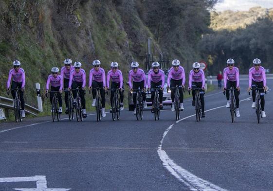 Los ciclistas del Gomur-Cantabria Infinita, durante su entrenamiento de ayer, el primero por las carreteras cántabras de cara a la nueva temporada.
