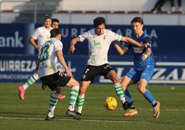 Sangalli pelea por la pelota con un jugador del Amorebieta, en presencia de Dani Fernández.