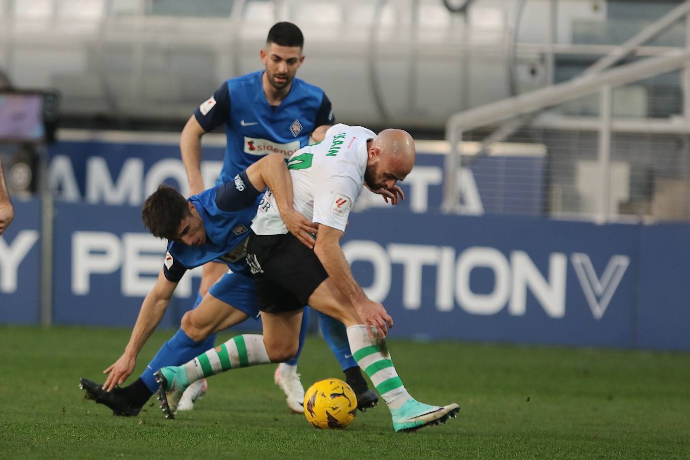 Ekain trata de llevarse la pelota ante dos rivales.