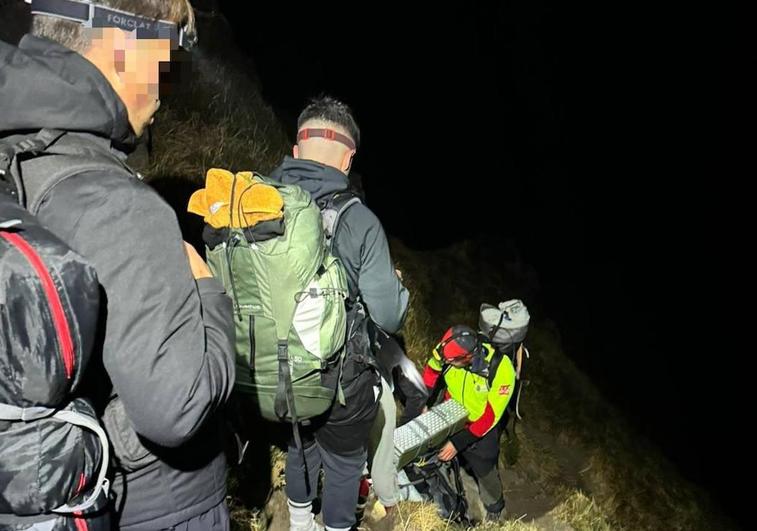 Un incendio forestal sorprende a tres excursionistas en Castro Valnera