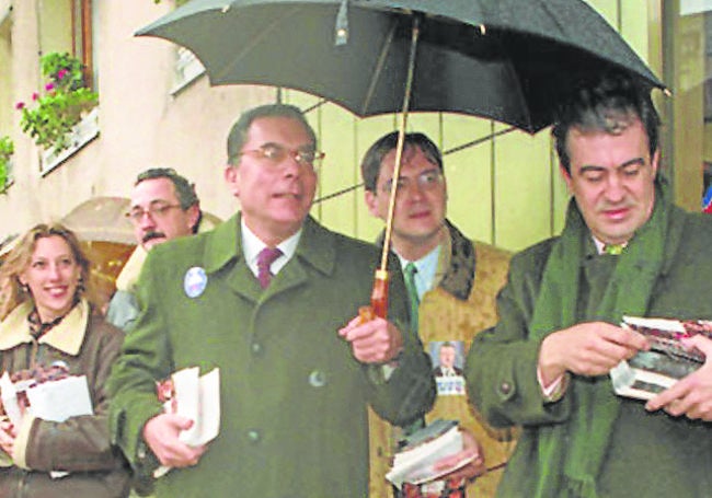 Francisco Ignacio de Cáceres, con paraguas, junto a Francisco Álvarez Cascos y Jesús López-Medel