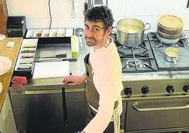 Diego García, en la cocina, a la vista de los clientes y donde todo está escrupulosamente ordenado.