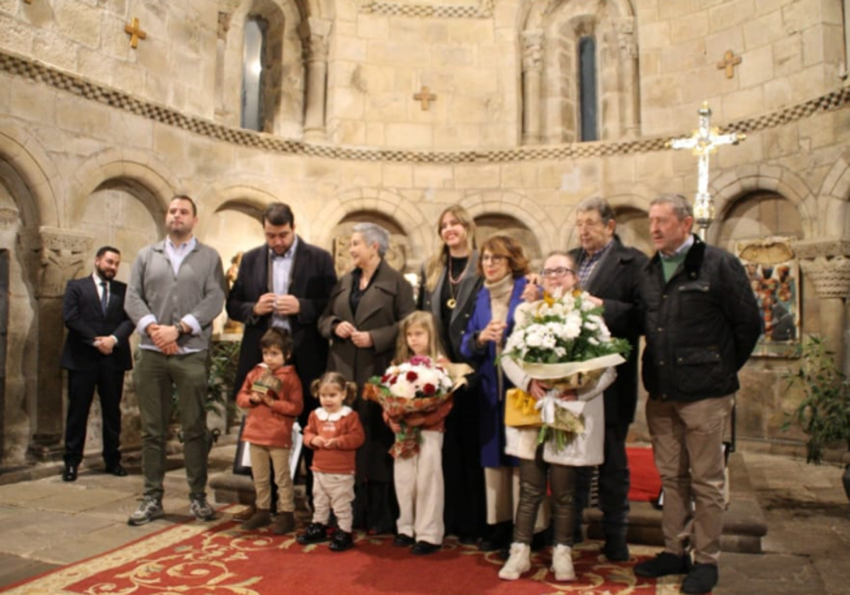 La familia Vejo posando tras el homenaje.