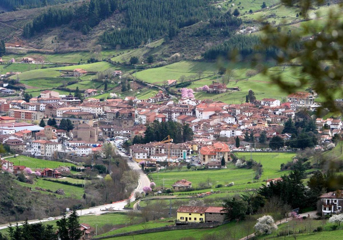 Vista panorámica de Potes desde el cercano monte Viorna.