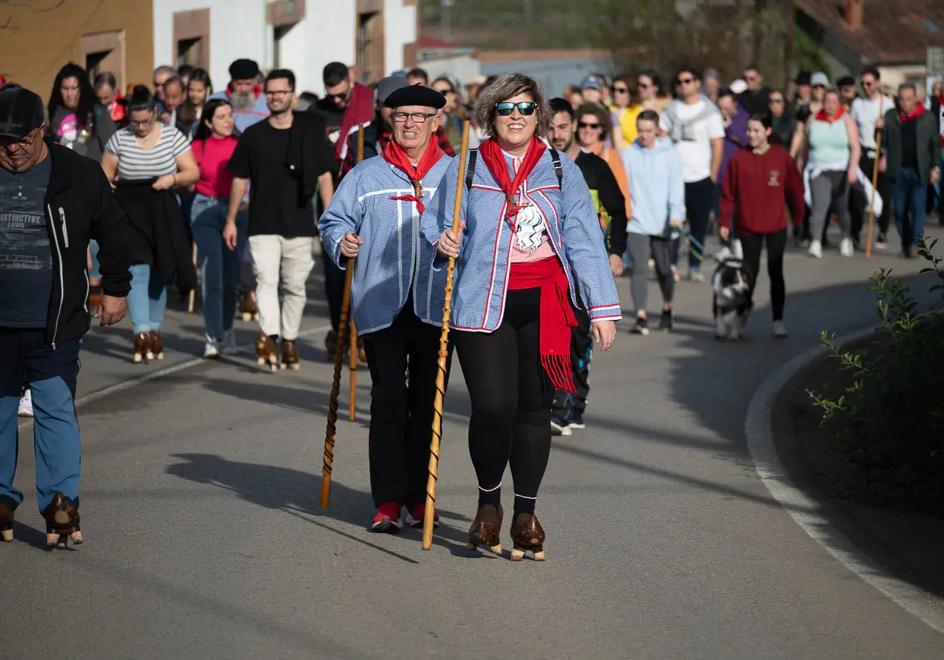 Cientos de personas participaron en el tradicional ascenso por San Blas.