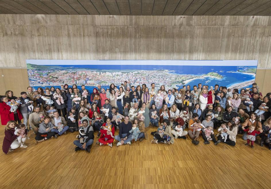 Foto de familia de las parejas beneficiarias de la ayuda impulsada por el consistorio santanderino.