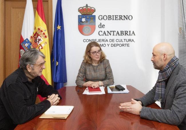 Eva Guillermina Fernández y Oscar Villegas durante la reunión celebrada en la Consejería.