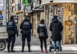 Dos policías de Reinosa patrullan en una de las calles principales de la ciudad.